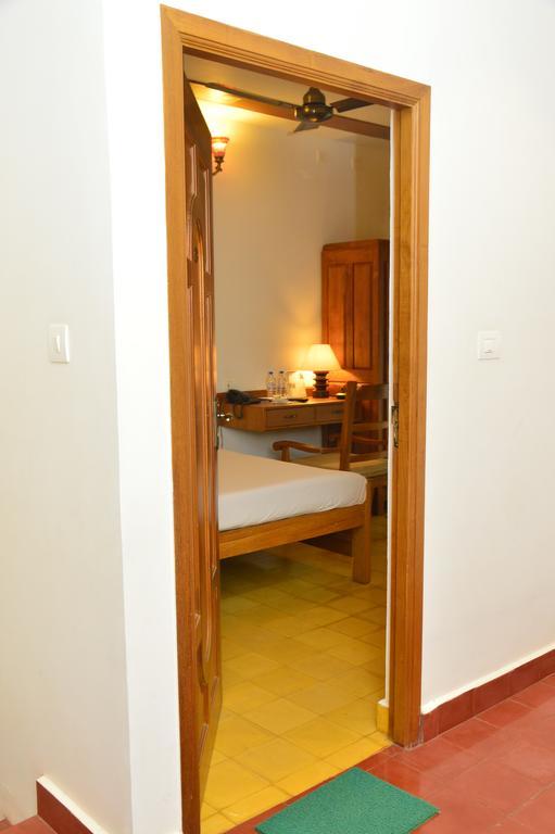 Hotel Cours Chabrol Pondicherry Esterno foto